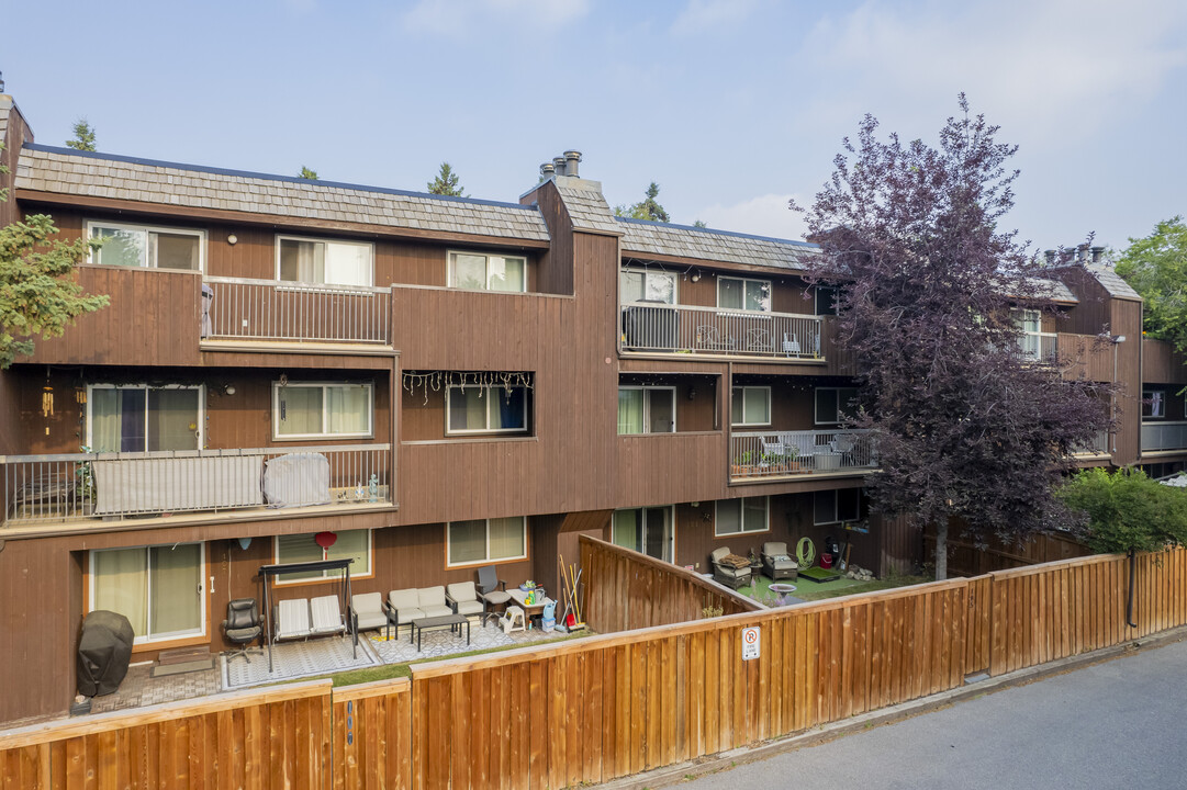 1001 68 Ave SW in Calgary, AB - Building Photo