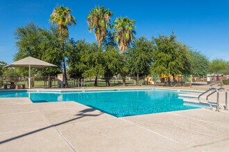 Matthew Henson Apartments in Phoenix, AZ - Foto de edificio - Building Photo