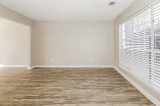 1341 Birdsong Ln in Hampton, GA - Foto de edificio - Building Photo