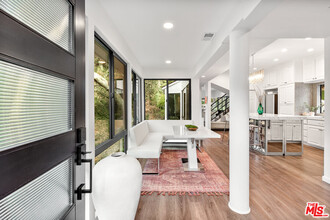 2350 Benedict Canyon Drive in Beverly Hills, CA - Building Photo - Building Photo