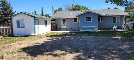 3245 Hanley Rd in Central Point, OR - Building Photo - Building Photo