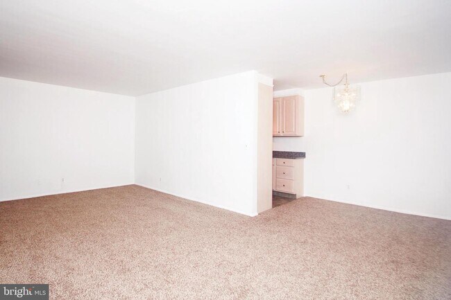 8601 Manchester Rd-Unit -300 in Silver Spring, MD - Foto de edificio - Building Photo