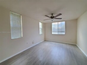 520 SW 111th Ave in Pembroke Pines, FL - Building Photo - Building Photo