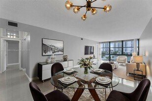 1000 Parkview Dr in Hallandale Beach, FL - Building Photo