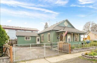 165 SE Clay St in Dallas, OR - Building Photo