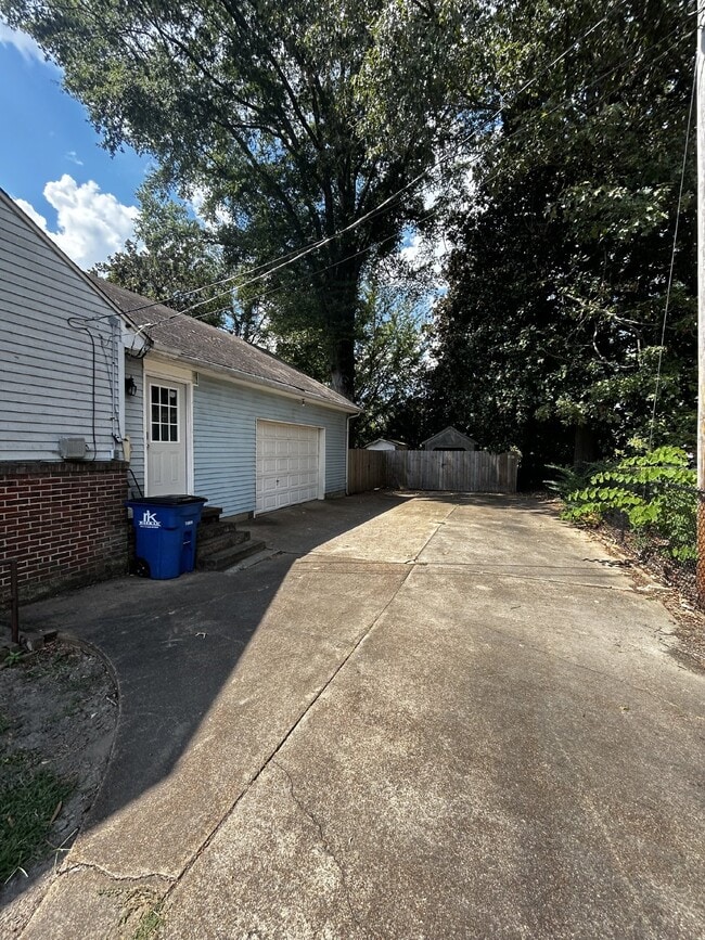 333 S McCombs St in Martin, TN - Foto de edificio - Building Photo