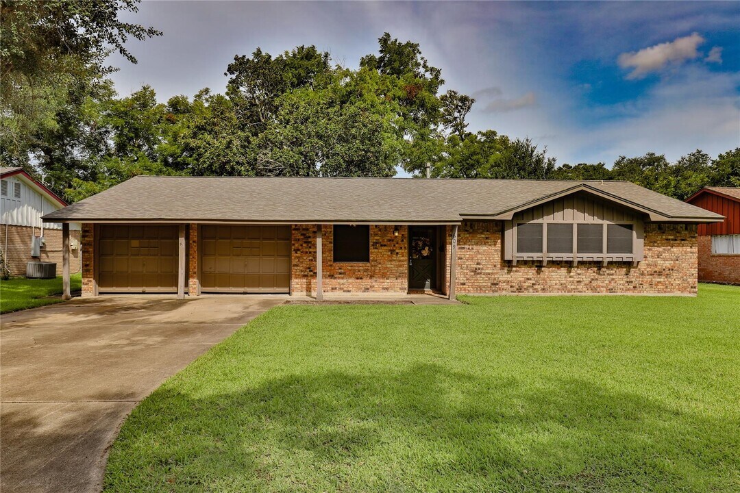 609 Sycamore St in Lake Jackson, TX - Building Photo