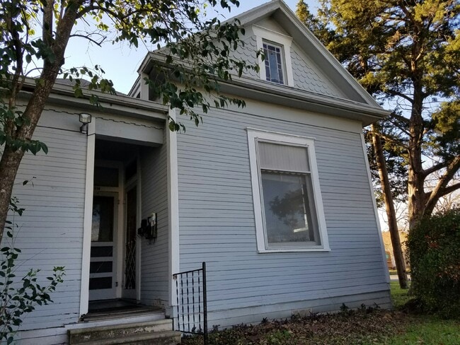 319 N Doak St, Unit B in Taylor, TX - Building Photo - Building Photo