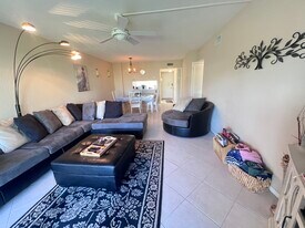 721 S Beach St, Unit 115 A in Daytona Beach, FL - Building Photo