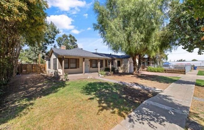 1204 E Sequoia Ave in Tulare, CA - Building Photo - Building Photo