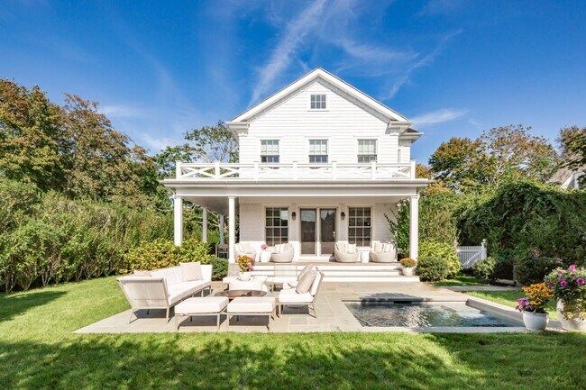 70 S Hill St in Southampton, NY - Building Photo - Building Photo