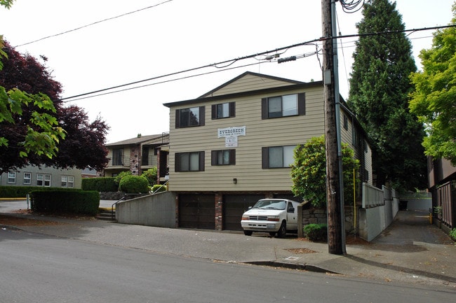 Evergreen in Portland, OR - Foto de edificio - Building Photo