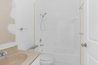 5334 NW 111th Ct in Doral, FL - Foto de edificio - Building Photo