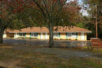 Sandpebbles Apartments in Tallahassee, FL - Building Photo - Building Photo