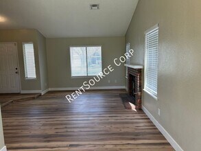 3074 E Avenue R-5 in Palmdale, CA - Building Photo - Building Photo