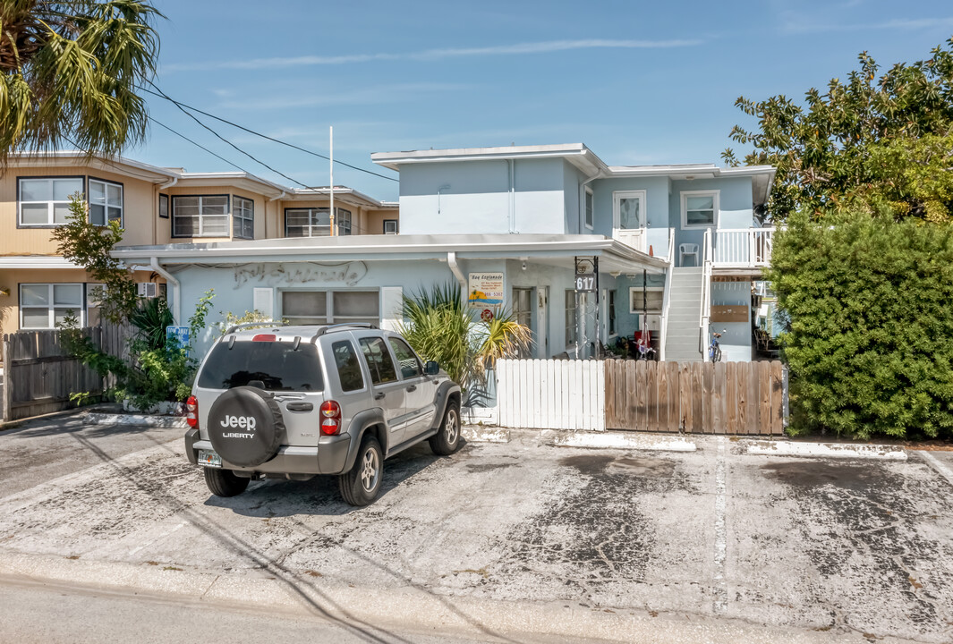 Bay Esplanade Apartments in Clearwater Beach, FL - Building Photo