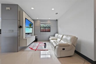 10040 NW 10th St in Miami, FL - Building Photo - Building Photo