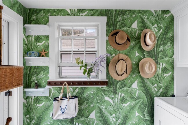 729 Bellevue Ave in Newport, RI - Building Photo - Building Photo