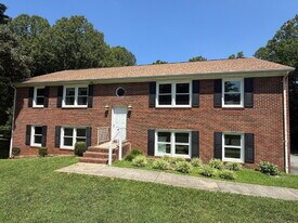 100 Otway Dr in Madison Heights, VA - Building Photo