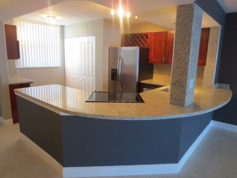 115 Lake Emerald Dr in Oakland Park, FL - Foto de edificio