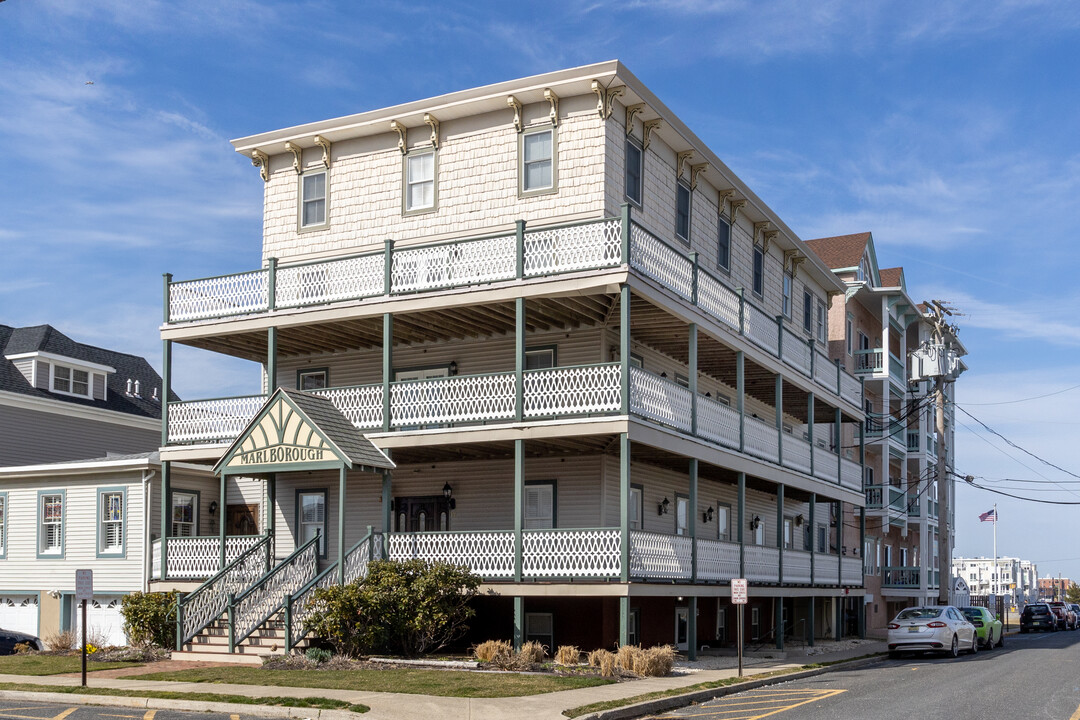 Shores Condominiums South in Monmouth Beach, NJ - Foto de edificio