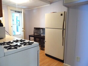 11 Chestnut St, Unit 2R in Wakefield, MA - Foto de edificio - Building Photo