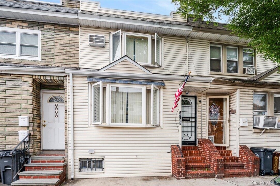 69-06 79th St in Queens, NY - Building Photo