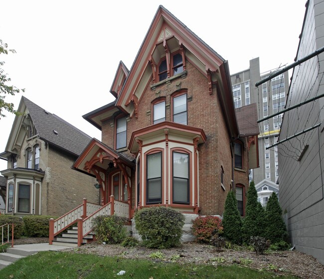 1708 N Farwell Ave in Milwaukee, WI - Building Photo - Primary Photo