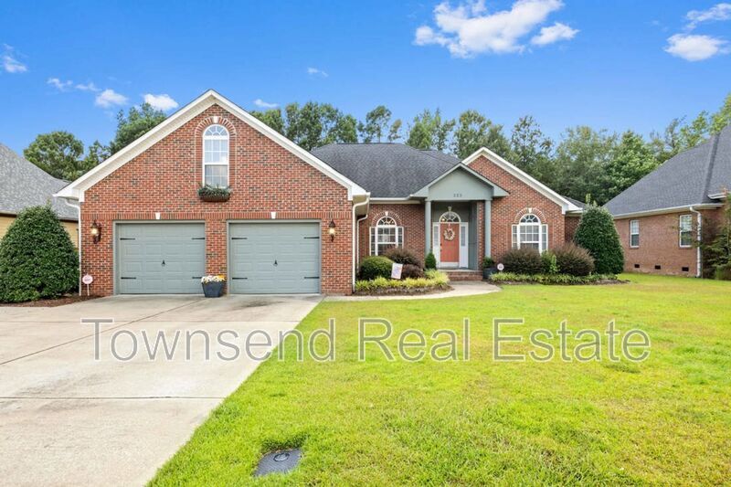 329 W Summerchase Dr in Fayetteville, NC - Foto de edificio