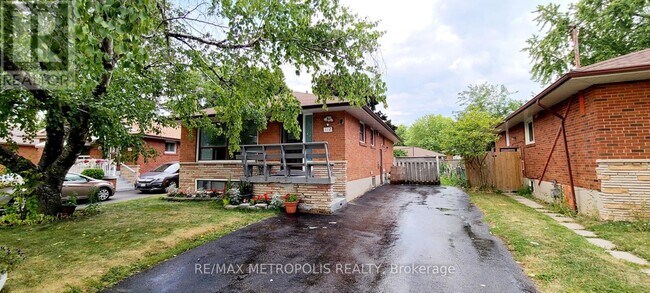 112 Brantwood Dr in Toronto, ON - Building Photo - Building Photo