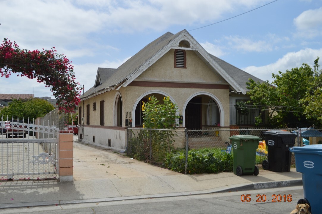 332 S Arizona Ave in East Los Angeles, CA - Foto de edificio