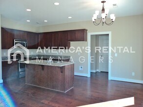 300 Oakwell Cir in Calera, AL - Building Photo - Building Photo