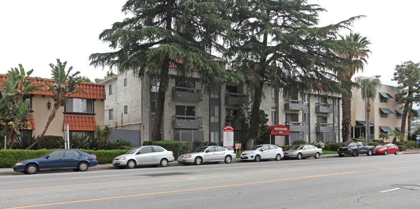 Woodpark in Sherman Oaks, CA - Building Photo