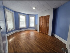 32 Charles St, Unit 2 in Holyoke, MA - Foto de edificio - Building Photo