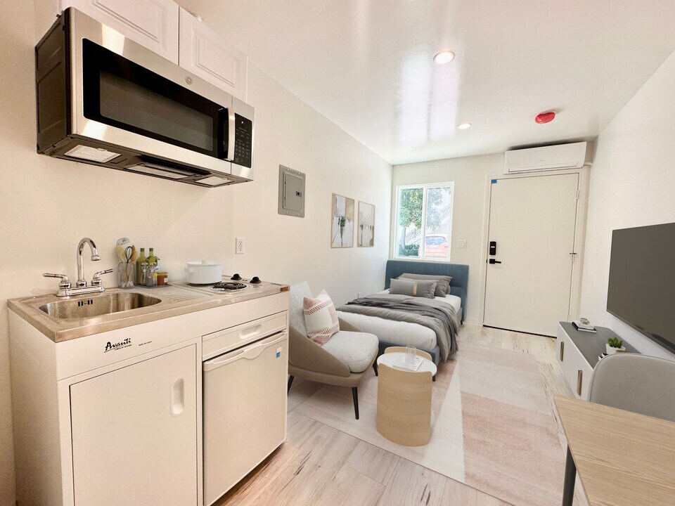 11957 Rochester Ave in Los Angeles, CA - Building Photo