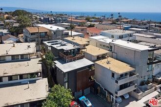 472 Rosecrans Ave in Manhattan Beach, CA - Building Photo - Building Photo
