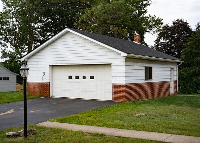 3950 Locust Grove Rd in Columbia, PA - Building Photo - Building Photo