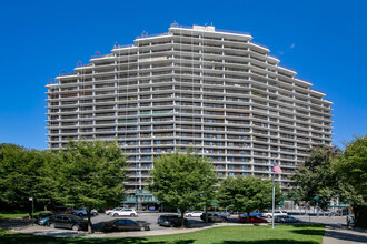 Shore Towers Condominiums in Astoria, NY - Building Photo - Primary Photo