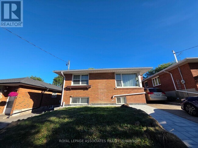 33 Kilbride Rd in Toronto, ON - Building Photo - Building Photo