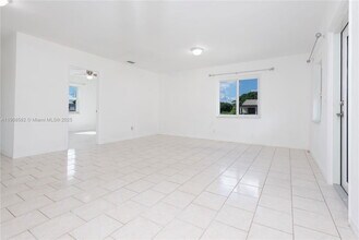 142 NW 43rd Pl in Miami, FL - Building Photo - Building Photo