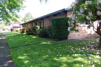 1908 Maple St in Longview, WA - Foto de edificio - Building Photo