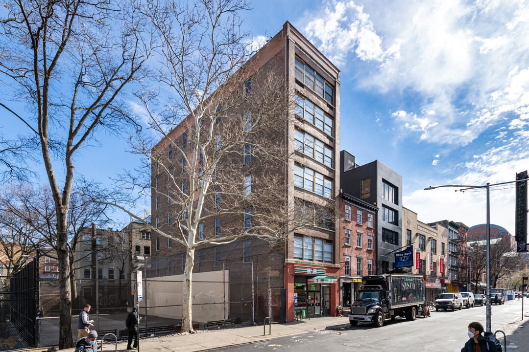 135 W 3rd St in New York, NY - Foto de edificio