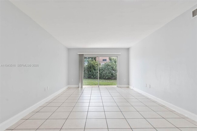 7324 SW 82nd St in Miami, FL - Building Photo - Building Photo