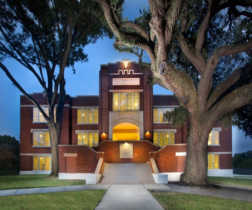 Carr Central Apartments in Vicksburg, MS - Building Photo