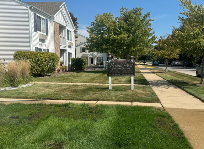 1544 McClure Rd in Aurora, IL - Foto de edificio - Building Photo