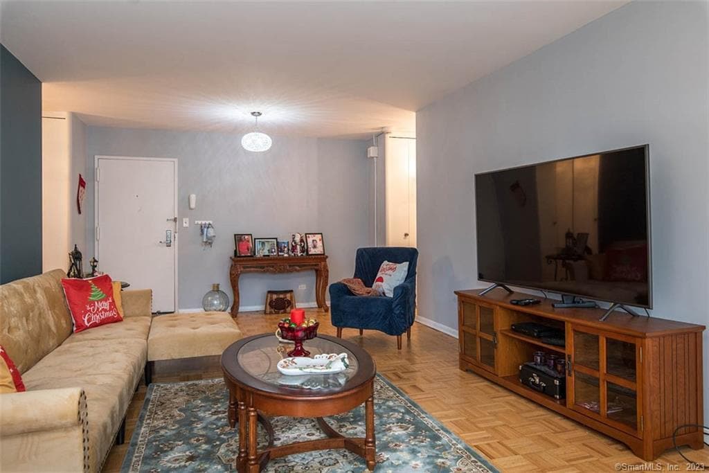 31 Woodland St in Hartford, CT - Building Photo