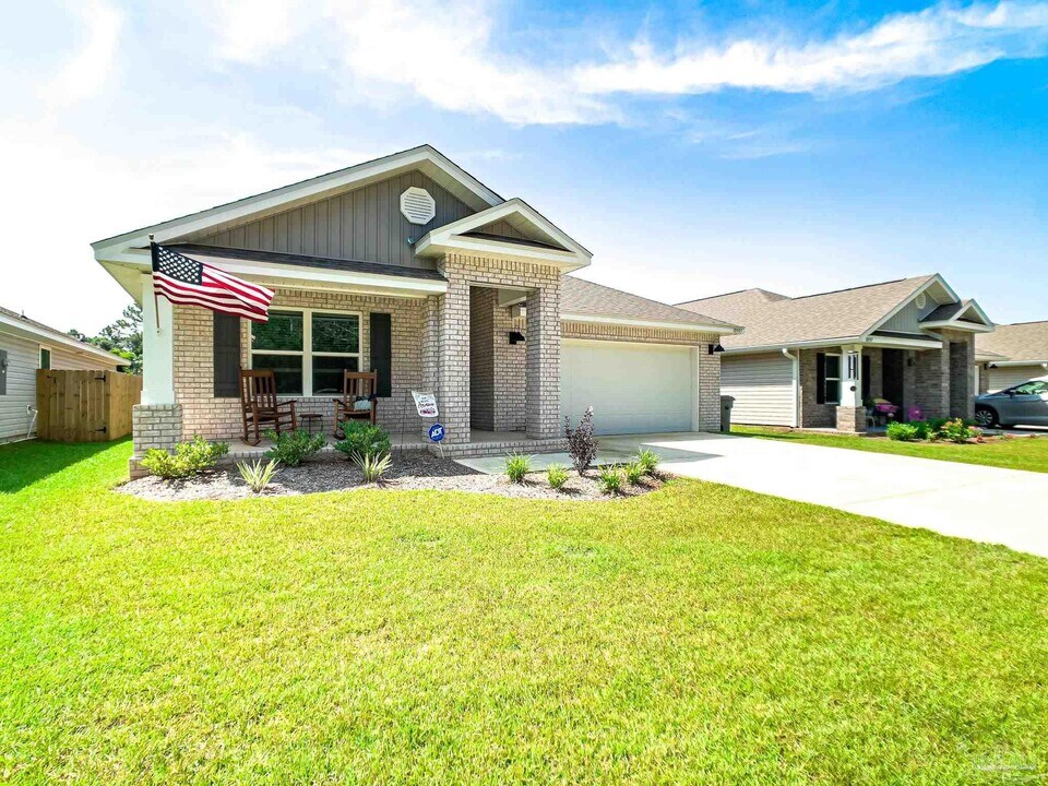 10505 Queens Gate Cir in Pensacola, FL - Building Photo