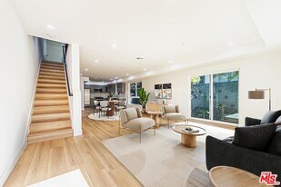 5436 Romaine St in Los Angeles, CA - Building Photo