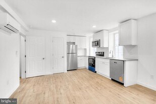 7037 Ridge Ave in Philadelphia, PA - Building Photo