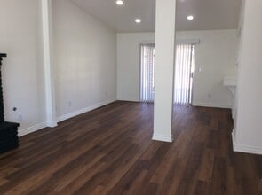 2143 W Avenue K15 in Lancaster, CA - Foto de edificio - Building Photo